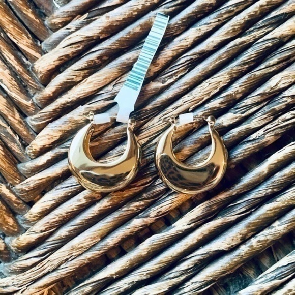 ✨💛 Gold Tone High Shine Small Chunky Hoops ✨✨✨ - Picture 3 of 5